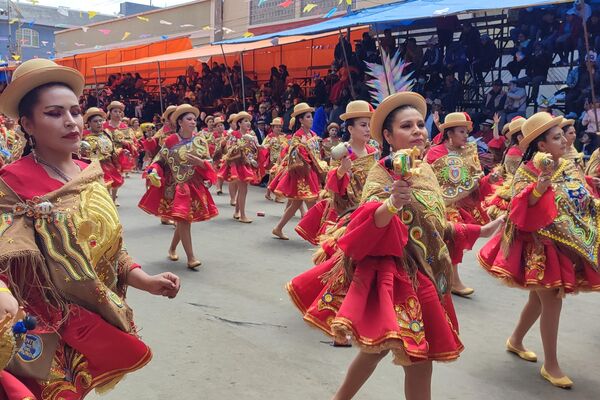 El inicio del carnaval más grande de Bolivia en Oruro - Sputnik Mundo