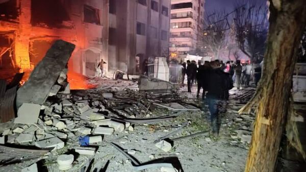 Consecuencias del bombardeo de Israel a un edificio residencial en Damasco, Siria - Sputnik Mundo