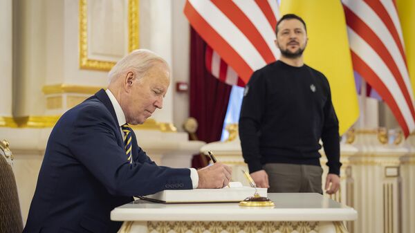 El presidente de EEUU, Joe Biden, y el presidente de Ucrania, Volodímir Zelenski, el 20 de febrero - Sputnik Mundo