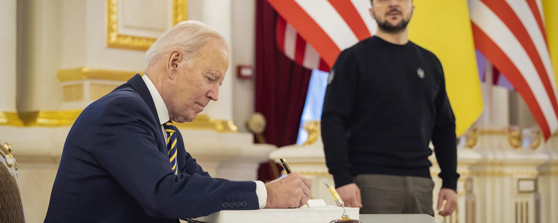 El presidente de EEUU, Joe Biden, y el presidente de Ucrania, Volodímir Zelenski, y el 20 de febrero - Sputnik Mundo, 1920, 16.05.2023