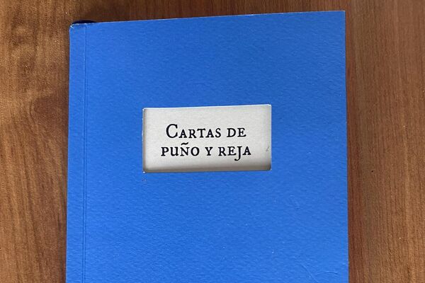 Portada del libro 'Cartas de puño y reja', de la periodista Carolina Calle Portada del libro 'Cartas de puño y reja', de la periodista Carolina Calle - Sputnik Mundo