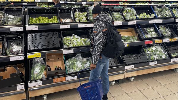 Un cliente compra verduras en supermercado en el este de Londres, el 20 de febrero de 2023 - Sputnik Mundo