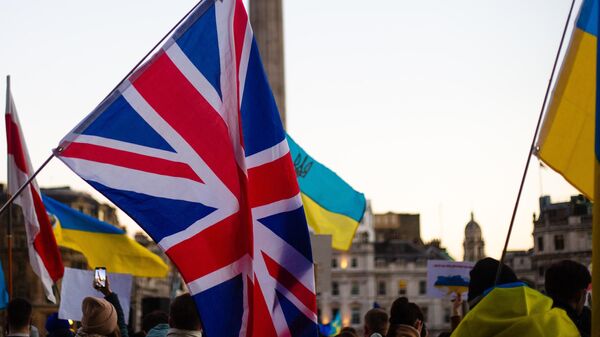 Banderas del Reino Unido y Ucrania - Sputnik Mundo