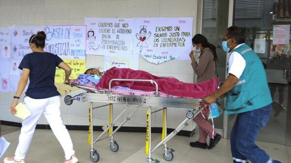 Un paciente con dengue es trasladado en camilla en el Hospital Infantil Mario Ortiz de Santa Cruz, Bolivia - Sputnik Mundo