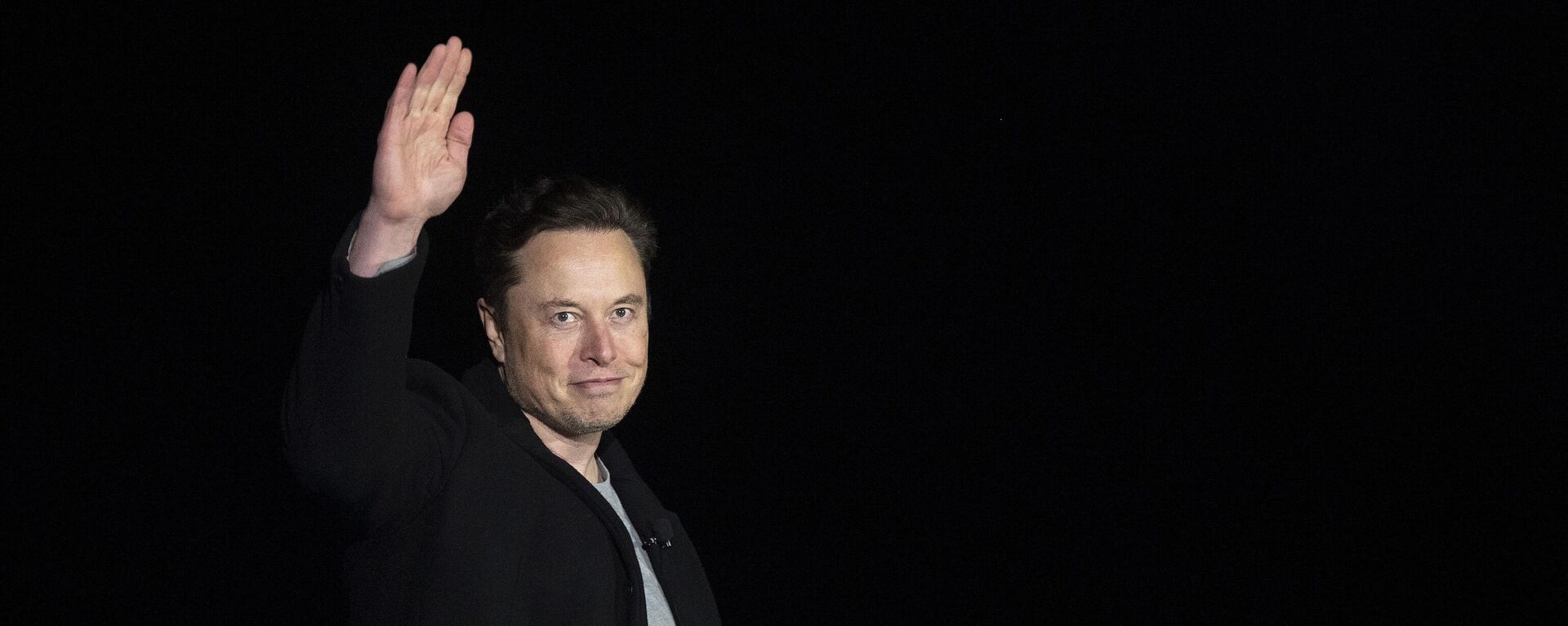 El empresario estadounidense Elon Musk gesticula mientras habla durante una rueda de prensa en las instalaciones Starbase de SpaceX, el 10 de febrero de 2022 - Sputnik Mundo, 1920, 28.02.2023