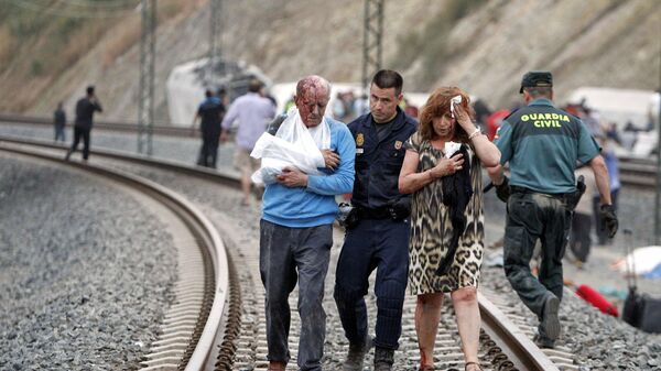 Evacuación de heridos del lugar de un accidente de tren en Santiago de Compostela, 2013 - Sputnik Mundo