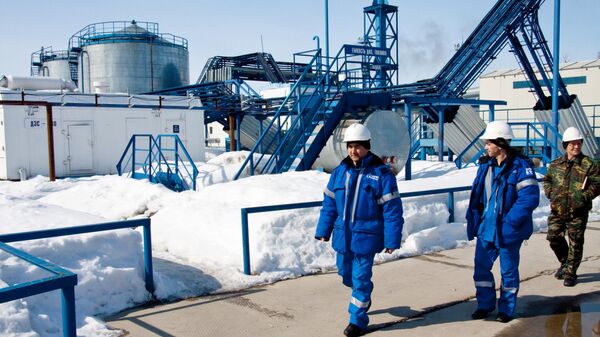 Empleados de una empresa de producción en la unidad de tratamiento y bombeo de petróleo del yacimiento petrolífero de Yuzhno-Priobskoye, Rusia  - Sputnik Mundo