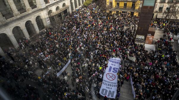 Personas se reúnen durante una protesta en apoyo de la sanidad pública en Madrid, España, el 15 de enero de 2023 - Sputnik Mundo
