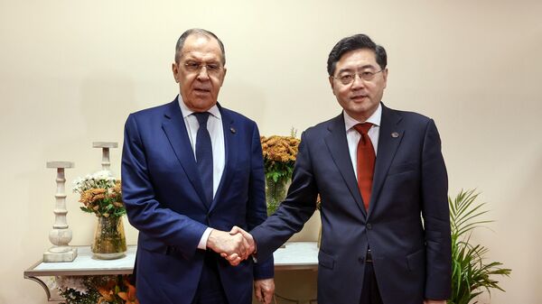 Reunión entre el canciller ruso, Serguéi Lavrov, y su homólogo chino, Qin Gang - Sputnik Mundo