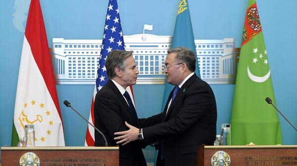 El secretario de Estado de Estados Unidos, Antony Blinken, y el ministro de Asuntos Exteriores de Kazajstán, Mukhtar Tileuberdi, en la reunión de ministros de Asuntos Exteriores de EEUU y Asia Central (C5+1) en el Ministerio de Asuntos Exteriores de Kazajstán, el 28 de febrero de 2023  - Sputnik Mundo