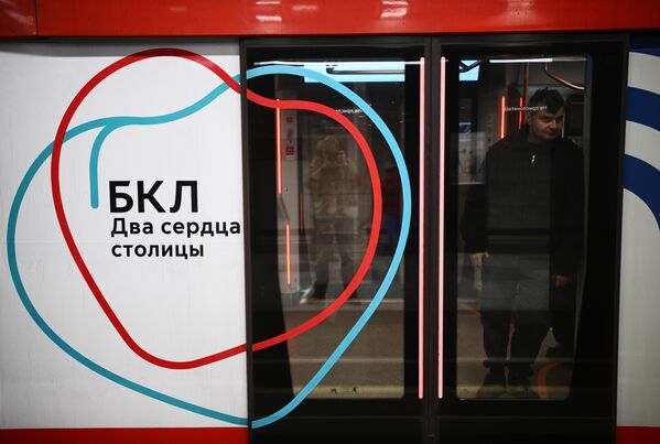 La nueva línea de metro de la capital rusa está marcada de color turquesa en el esquema. En la foto: los símbolos la Gran Línea Circular en un tren de metro. - Sputnik Mundo