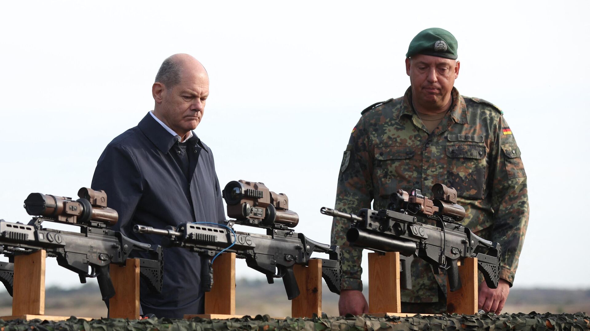 El canciller alemán Olaf Scholz observan los fusiles de asalto HK G36 de las fuerzas armadas alemanas Bundeswehr en Ostenholz, norte de Alemania, el 17 de octubre de 2022 - Sputnik Mundo, 1920, 02.03.2023