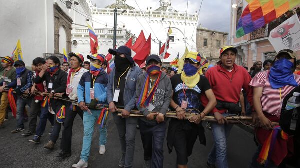 Manifestantes indígenas llegan al centro de Quito durante una marcha convocada por la Confederación de Nacionalidades Indígenas del Ecuador, en Quito, Ecuador - Sputnik Mundo