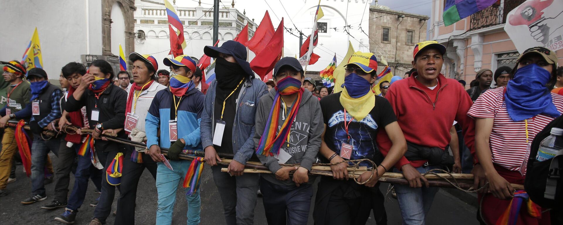 Manifestantes indígenas llegan al centro de Quito durante una marcha convocada por la Confederación de Nacionalidades Indígenas del Ecuador, en Quito, Ecuador - Sputnik Mundo, 1920, 02.03.2023