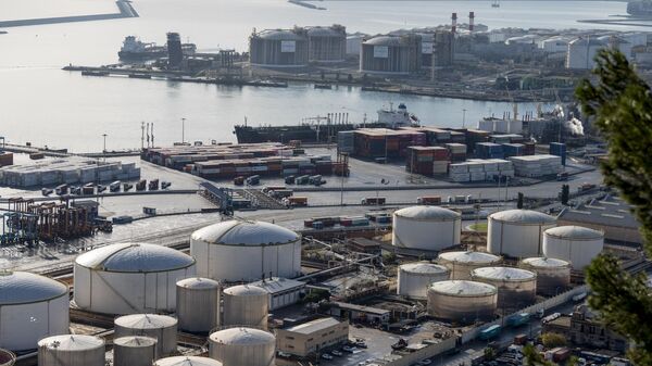 Vista general de la planta de regasificación de Enagas en la terminal de Gas Natural Licuado (GNL) del puerto de Barcelona, España  - Sputnik Mundo