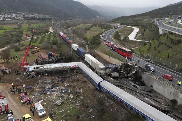 Lugar del accidente de un tren de pasajeros que chocó con un tren de mercancías cerca de la ciudad griega de Larisa. Lugar del accidente de un tren de pasajeros que chocó con un tren de mercancías cerca de la ciudad griega de Larisa. - Sputnik Mundo