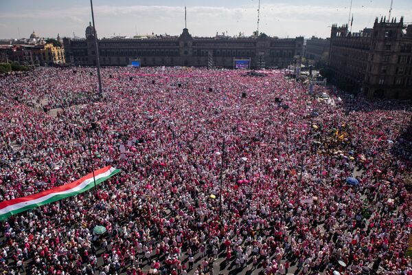 Miles de personas marcharon en la Plaza de la Constitucion (del Zócalo) de Ciudad de México para protestar contra la reforma electoral aprobada por el Congreso. - Sputnik Mundo