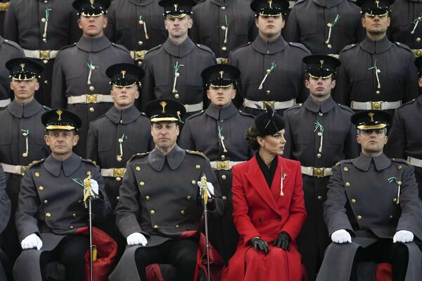 William, príncipe de Gales, y su esposa, Kate Middleton, hacen fotografías con miembros del 1er Batallón de la Guardia Galesa en el cuartel de Combermere, en el castillo de Windsor, en el Reino Unido. William, príncipe de Gales, y su esposa, Kate Middleton, hacen fotografías con miembros del 1er Batallón de la Guardia Galesa en el cuartel de Combermere, en el castillo de Windsor, en el Reino Unido. - Sputnik Mundo