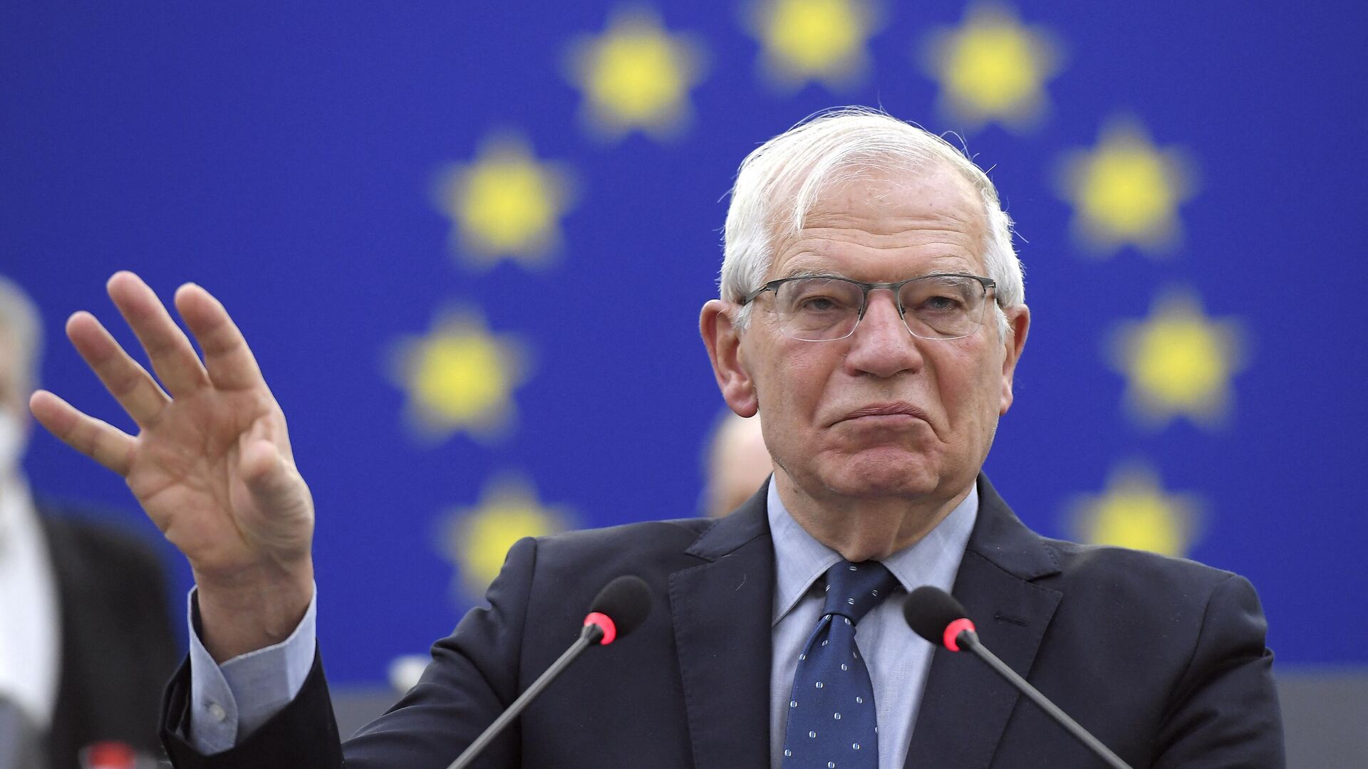 El jefe de Política Exterior de la Unión Europea, Josep Borrell, habla durante un debate sobre la injerencia extranjera en todos los procesos democráticos de la Unión Europea, el 8 de marzo de 2022 - Sputnik Mundo, 1920, 03.03.2023