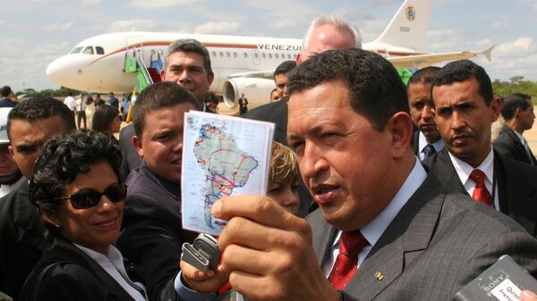 El expresidente venezolano Hugo Chávez muestra un mapa de Sudamérica al llegar al aeropuerto de Brasilia - Sputnik Mundo