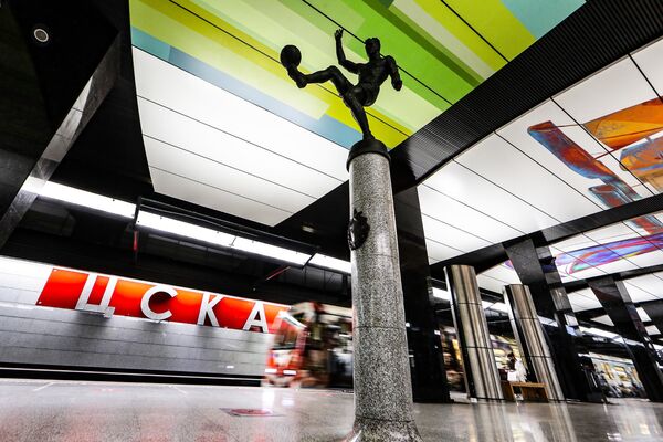 En la actualidad, el metro de Moscú cuenta con 250 estaciones, la mayoría de ellas son subterráneas. Con la inauguración de la gran línea circular el 1 de marzo de 2023, se convertirá en el tercer metro del mundo, tras Madrid y Pekín, con dos líneas circulares.En la foto: la escultura de bronce de un jugador de fútbol en la estación CSKA de la Gran línea circular del metro de Moscú. - Sputnik Mundo