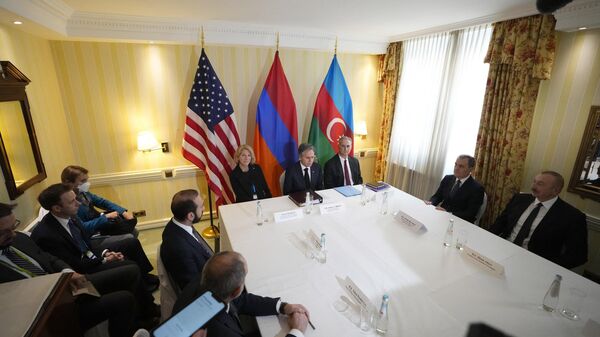 El Secretario de Estado de EEUU, Antony Blinken, asiste a una reunión con el presidente de Azerbaiyán y el primer ministro de Armenia (ambos sin ser vistos) en la Conferencia de Seguridad de Múnich - Sputnik Mundo