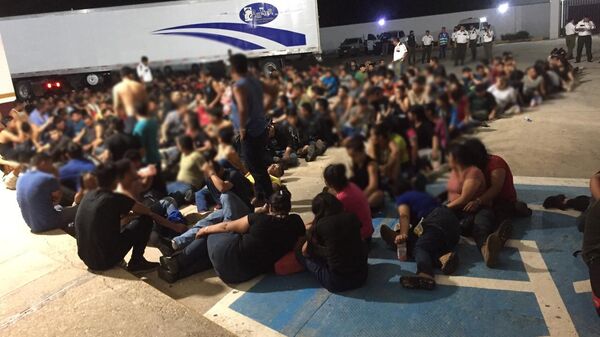 Autoridades migratorias de México hallan a 343 extranjeros en un trailer abandonado - Sputnik Mundo