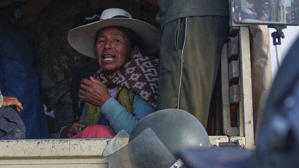 La familiar de un soldado peruano llora luego de un accidente de uniformados durante las protestas en Ilave, departamento de Puno - Sputnik Mundo