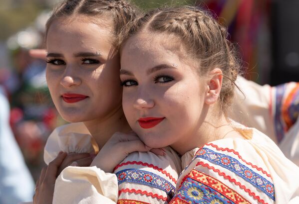 Dos jóvenes participan en el festival folclórico Slavianski venok - 2022 (Una corona eslava - 2022) en Petropávlovsk-Kamchatski, Rusia. - Sputnik Mundo