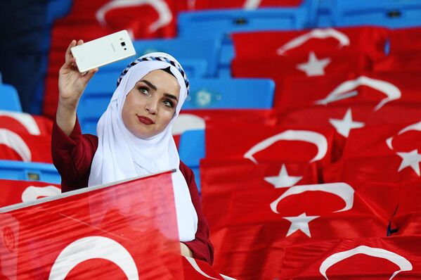 Una aficionada turca antes del partido de la primera ronda de la fase de grupos de la Liga de Naciones de la UEFA entre Turquía y Rusia en la ciudad turca de Trebisonda. Una aficionada turca antes del partido de la primera ronda de la fase de grupos de la Liga de Naciones de la UEFA entre Turquía y Rusia en la ciudad turca de Trebisonda. - Sputnik Mundo