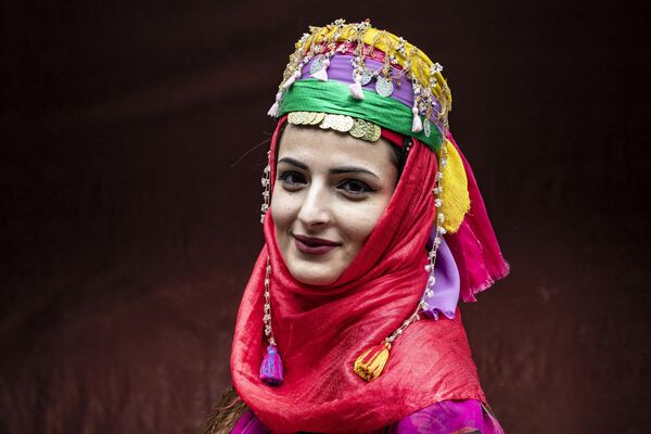 Una miembro de la comunidad kurda siria con un traje tradicional en un festival nacional en la ciudad de Qamishli. - Sputnik Mundo