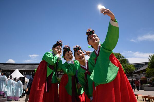Varias jóvenes en una fiesta de mayoría de edad en Seúl, Corea del Sur. - Sputnik Mundo