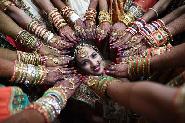 Una novia durante una boda multitudinaria en Surat, la India, en la que se casaron más de 240 parejas. Una novia durante una boda multitudinaria en Surat, la India, en la que se casaron más de 240 parejas. - Sputnik Mundo