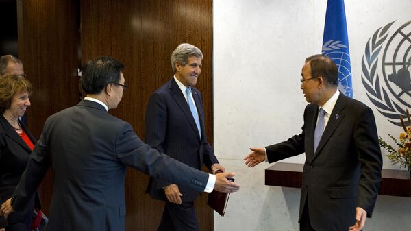 El ex secretario de Estado de EEUU, John Kerry, sonríe al entrar en la reunión del Cuarteto de Oriente Medio en el 68º período de sesiones de la Asamblea General de las Naciones Unidas en la sede de las Naciones Unidas en 2013 - Sputnik Mundo