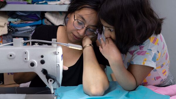 Maricarmen Telloli y su hija Maya en su taller de costura - Sputnik Mundo