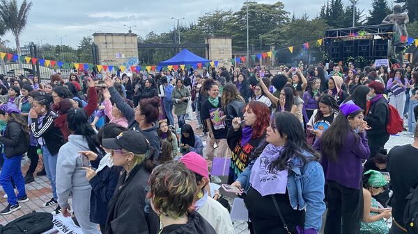 Cientos de mujeres salieron este 8 de marzo a las calles de Bogotá para reivindicar el derecho más universal: que se respete la vida de todas. - Sputnik Mundo
