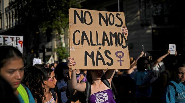 Una mujer levanta una pancarta durante la marcha por el Día Internacional de la Mujer en Buenos Aires, Argentina - Sputnik Mundo