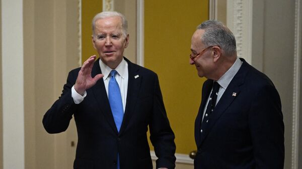 El presidente de EEUU, Joe Biden, con el líder de la mayoría del Senado, Chuck Schumer, el 2 de marzo de 2023 en el Capitolio - Sputnik Mundo