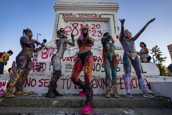 Miembros del grupo feminista Nuestros Pilares posan durante una manifestación contra la violencia de género en el Día Internacional de la Mujer, el 8 de marzo en Santiago de Chile. - Sputnik Mundo