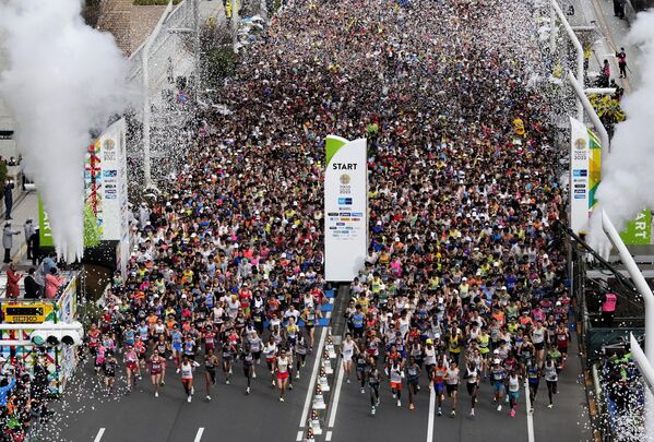 Participantes de una maratón de Tokio ante el Ayuntamiento de la ciudad, Japón. Participantes de una maratón de Tokio ante el Ayuntamiento de la ciudad, Japón. - Sputnik Mundo