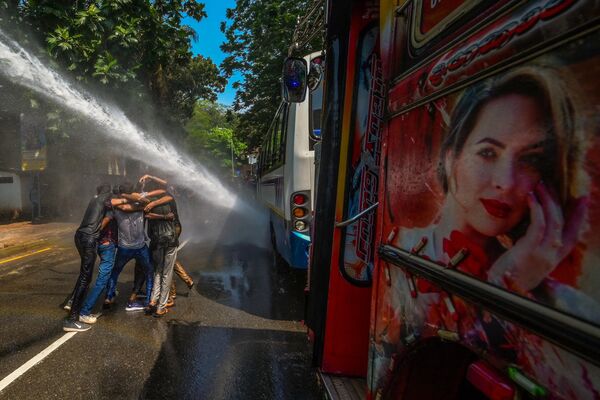 La policía utiliza cañones de agua para dispersar a los manifestantes antigubernamentales en Colombo, Sri Lanka. - Sputnik Mundo