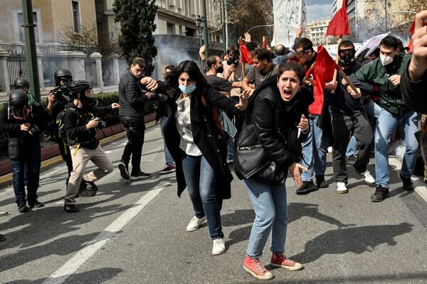Una manifestación multitudinaria en la ciudad griega de Atenas tras el accidente ferroviario más mortífero de la historia del país, en el que perdieron la vida 57 personas. - Sputnik Mundo