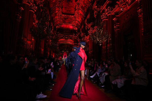 Modelos muestran la colección femenina Dundas otoño-invierno 2023-2024 en la Semana de la Moda de París, en Francia. - Sputnik Mundo