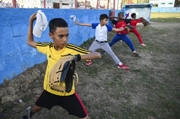 Varios niños en un entrenamiento de béisbol en La Habana, Cuba, en vísperas del partido inaugural del Mundial 2023 entre Cuba y Países Bajos. Los deportistas cubanos que salieron del país pueden jugar por primera vez para el equipo nacional en competiciones internacionales. - Sputnik Mundo