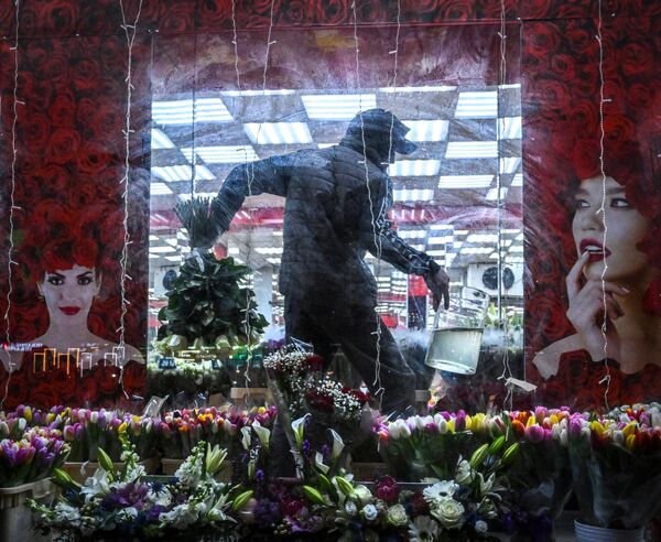 La empleada de una florería de Moscú en vísperas del Día Internacional de la Mujer, 8 de marzo. - Sputnik Mundo