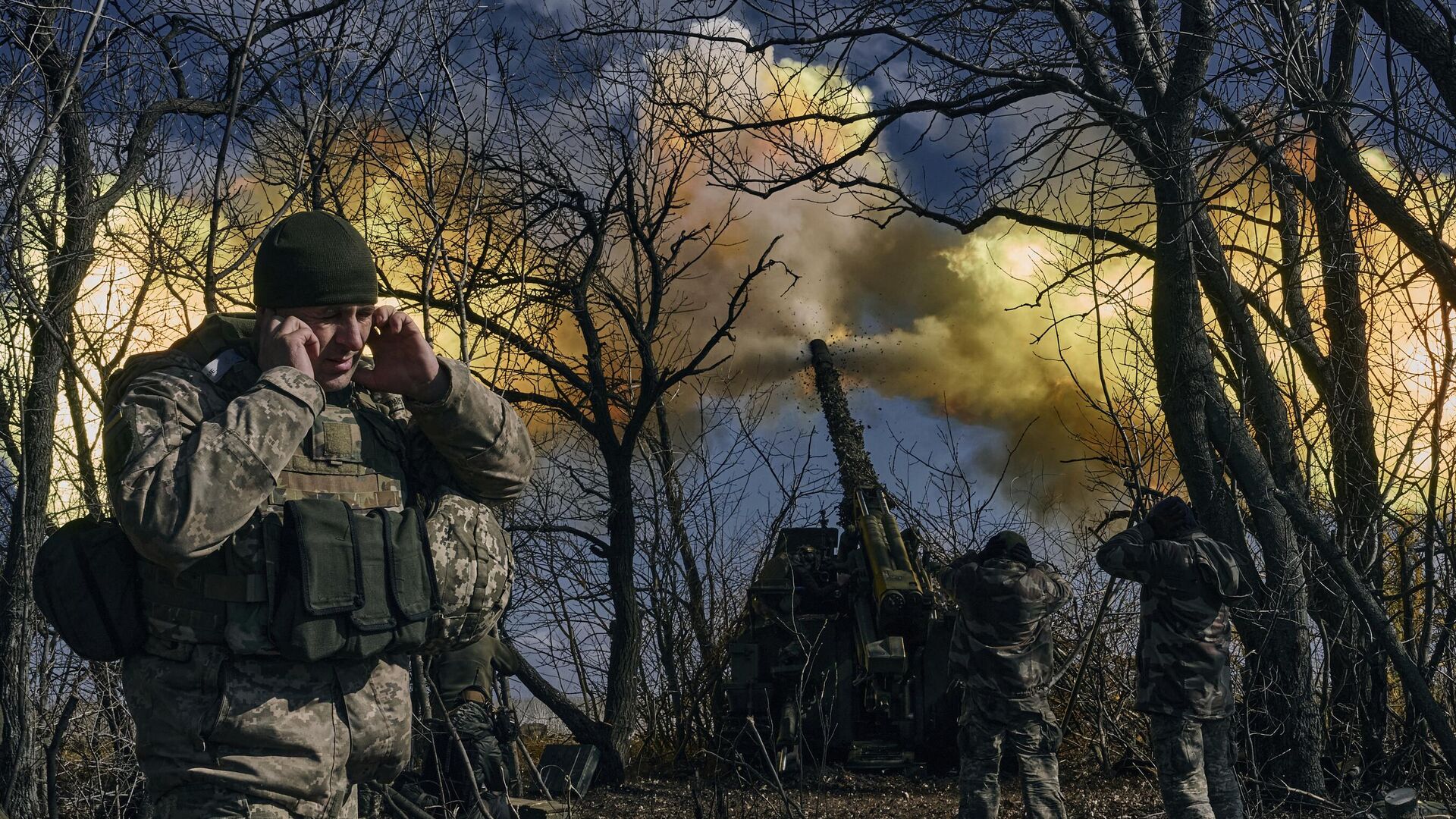 Soldados ucranianos disparan un obús autopropulsado en región de Donetsk, Rusia, el 5 de marzo de 2023 - Sputnik Mundo, 1920, 19.03.2023