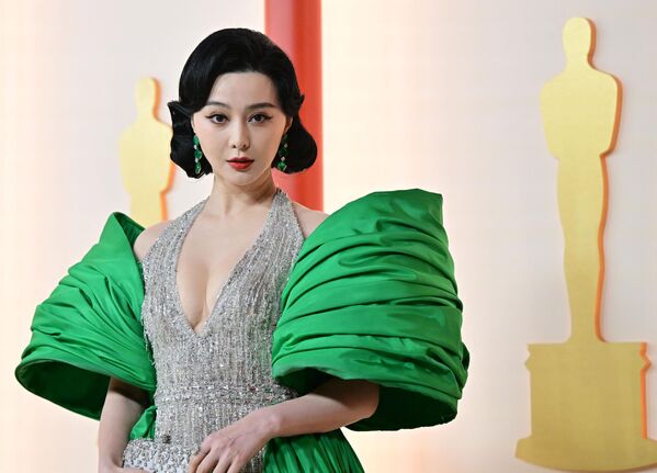 La actriz china Fan Bingbing lució regia con un vestido plateado de Tony Ward con un espectacular chal a modo de lazo. - Sputnik Mundo