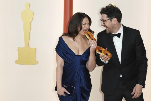 La actriz Katie Lowes y su marido, el actor Adam Shapir, en la 95 edición de los Óscar. - Sputnik Mundo