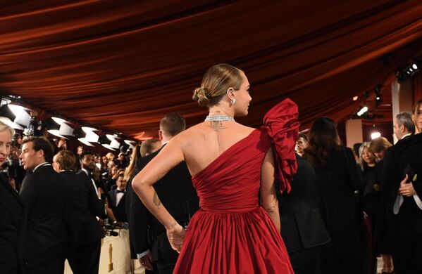 La actriz Cara Delevingne eligió para la ceremonia un espectacular vestido rojo con una atrevida abertura de Elie Saab. - Sputnik Mundo