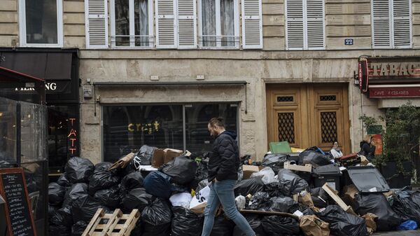 Las calles de París se llenan de basura en medio de las protestas por la reforma al sistema de pensiones - Sputnik Mundo
